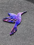 Charger l'image dans la visionneuse de la galerie, Beautifully designed hummingbird wall art made from handmade resin on wood, adding a touch of elegance to any indoor setting.
