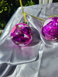Charger l'image dans la visionneuse de la galerie, Handcrafted Jewel Tone Plum & Fuchsia Glass Christmas Ornament