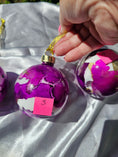 Charger l'image dans la visionneuse de la galerie, Handcrafted Jewel Tone Plum & Fuchsia Glass Christmas Ornament