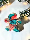 Charger l'image dans la visionneuse de la galerie, Handmade Chunky Wood and Resin Gingerbread Men and Women Tabletop Decorations
