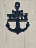 Charger l'image dans la visionneuse de la galerie, Personalized handmade resin on wood name sign featuring a coastal theme, ideal for beach houses with customizable text options.
