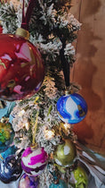 Charger et lire la vidéo dans la visionneuse de la galerie, Handcrafted Crimson & Gold Ink Glass Christmas Ornament
