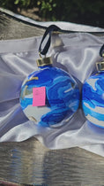 Charger et lire la vidéo dans la visionneuse de la galerie, Handcrafted Deep Blue & Gold Ink Glass Christmas Ornament

