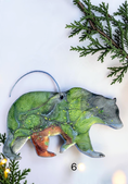 Charger l'image dans la visionneuse de la galerie, Handmade green resin bear Christmas ornament with white background and boughs 
