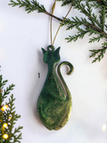 Charger l'image dans la visionneuse de la galerie, Green and gold mid century retro cat ornament handmade with resin and wood on a white background with Christmas lights and boughs 
