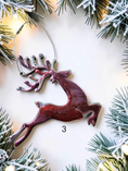 Charger l'image dans la visionneuse de la galerie, Fancy Handmade Resin Wood Leeping Reindeer Christmas Ornaments
