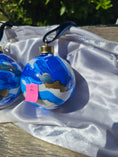 Charger l'image dans la visionneuse de la galerie, Handcrafted Royal Blues & Gold Ink Glass Christmas Ornament
