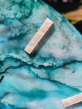 Charger l'image dans la visionneuse de la galerie, Handmade 18" Abstract Coastal Wall Clock – Teal & Caramel Alcohol Ink Art with White Pearl Acrylic Ticks & Silent Sweep
